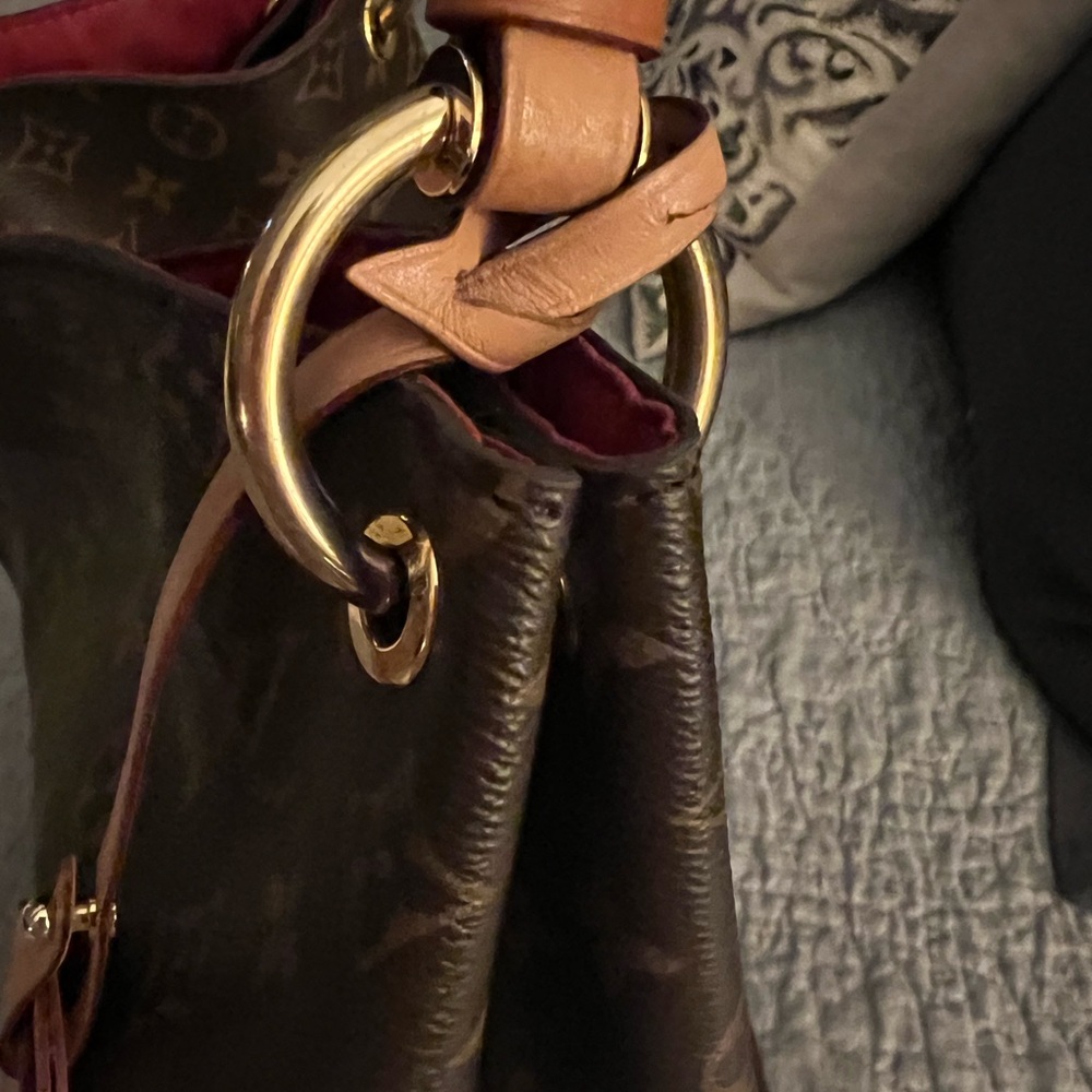 A beautiful LV Graceful M. Purchased at LV NYC. Used maybe a dozen times. Great! - Picture 3 of 7